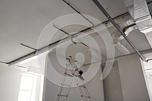 Tubi cavi un ventilazione sistema su bianco il soffitto Basso angolo. installazione da elettrico installazione 