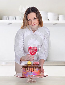 The confectioner decorates cake