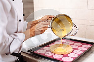 The confectioner fills the lemon pie with stuffing.