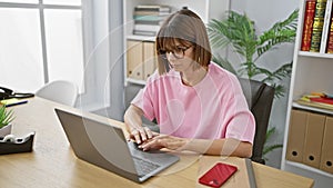 Confident, happy hispanic woman working on laptop, young, beautiful business employee exuding joy and success in professional