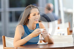 Confident woman looking at side in a coffee shop