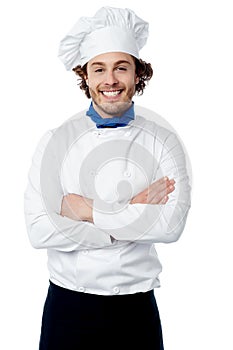 Seguro joven Cocinar posando en uniforme 
