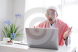 confuse asian muslim business man using laptop