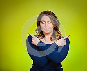 Zmätený mladá žena ukazuje prsty v dve odlišný inštrukcie 