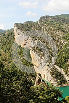 Di legno scala sul la roccia scogliera come da turismo la strada montana 