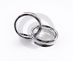 Conectado anillo de plata reflejando aislar 