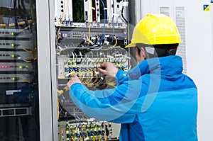 Connecting network cables to switches