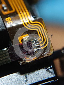 Connecting with a pinless wire