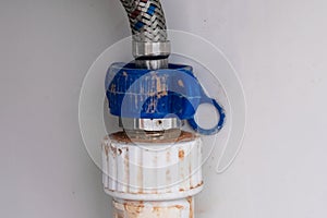 Connection, fitting, adjustment of an old braded flexible water hose to a polypropylen pipe to avoid leakage