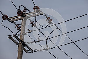 Connection of high voltage electric cables on electricity poles