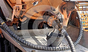 Connection for the hose of a water wagon with a vacuum extraction system for removing water and sludge from the excavation pit