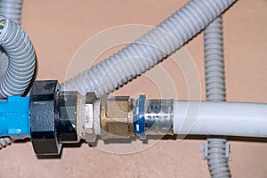 Connection of plastic pipes through the coupling