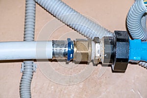 Connection of plastic pipes through the coupling