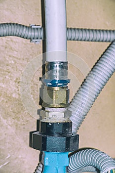 Connection of plastic pipes through the coupling