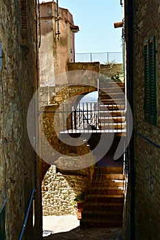 Connections between various medieval buildings with stairs and bridges