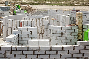 Constraction workers building a roundhouse with aerated autoclaved concrete blocks.