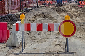 Construction barrier sign with yellow warning light 2