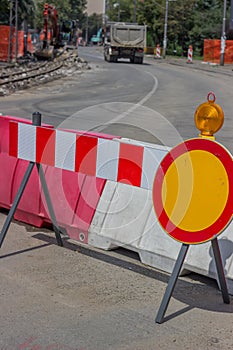 Construction barrier sign with yellow warning light 3