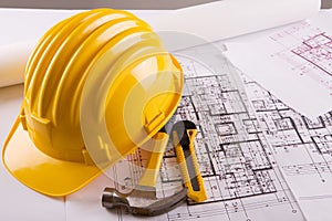 Plan para el trabajo de construcción con casco y herramientas