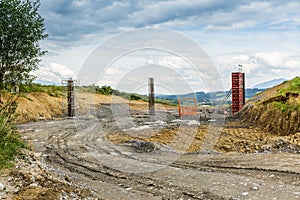 Výstavba mostních pilířů pro novou dálnici