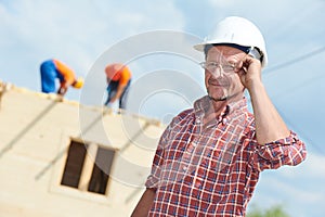 Konstrukce stavitel pracovník na stránky 