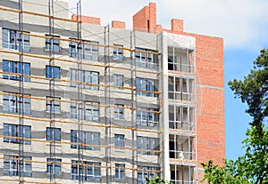 Construction of a building with external insulation and plaster using scaffolding