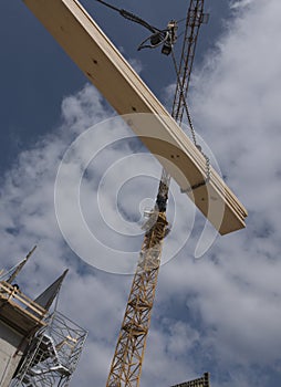 Construction crane with heavy load