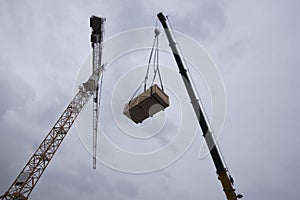 Construction crane with heavy load