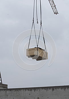 Construction crane with heavy load