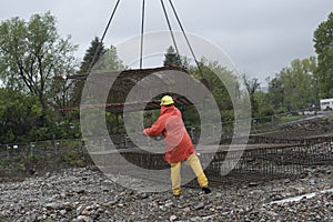 Construction crane with heavy load