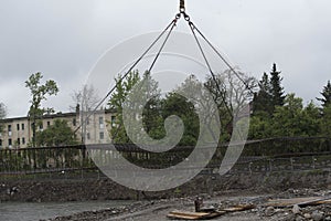 Construction crane with heavy load