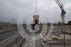 Construction crane with heavy load