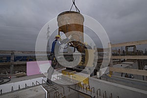 Construction crane with heavy load