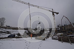 Construction crane with heavy load