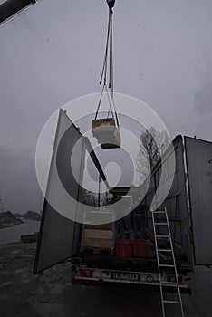 Construction crane with heavy load