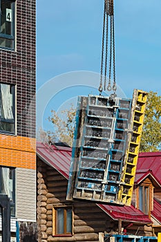 Construction crane lowers the mounting panel