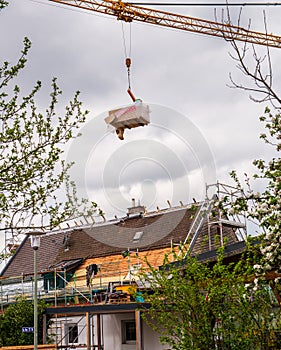 Construction crane with pallet