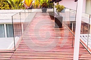 Construction details : Tempered glass balustrades on wooden roof deck