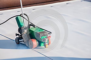 Construction device for installing waterproofing materials on the roof