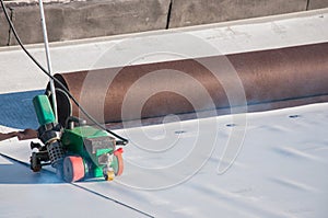 Construction device for installing waterproofing materials on the roof