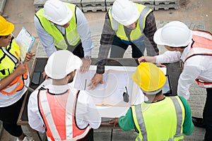Construction engineers, architects, and foremen form a group.