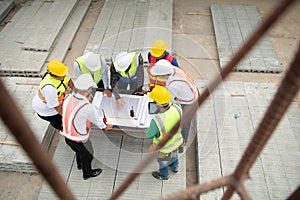 Construction engineers, architects, and foremen form a group.