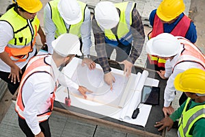 Construction engineers, architects, and foremen form a group.