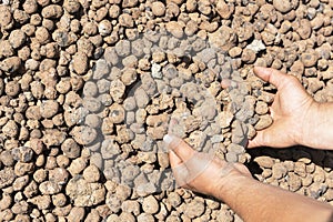 Construction of expanded clay, expanded clay in the hand of the worker.