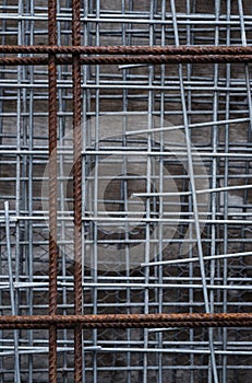 Construction: Galvanised welded steel square mesh and rusty rebar mesh. 1