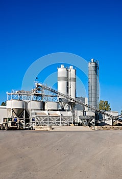 Construction industry concrete mixing batching plant and equipment