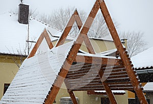 Construction of a pergola shading the kindergarten playground with a sandpit. board battens are just the place where it is necessa