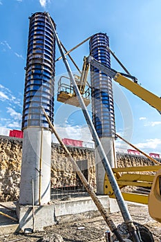 Construction of the pillars of a bridge with a lifting platform.