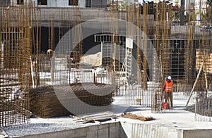 Construction pit with preparation of reinforcement and formwork for the construction of foundations