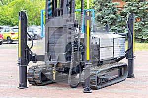 Construction platform on a rubber caterpillar track with a high-altitude lifting mechanism